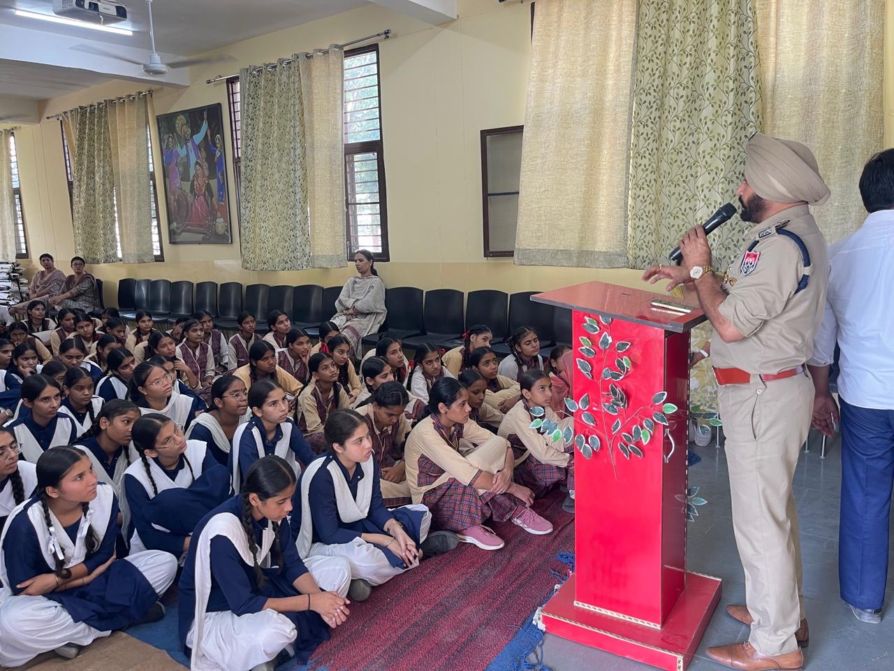 ਟ੍ਰੈਫਿਕ ਪੁਲਿਸ ਵੱਲੋਂ ਸਕੂਲ ਦੇ ਵਿਦਿਆਰਥੀਆਂ ਲਈ ਨਸ਼ਿਆਂ ਤੋਂ ਖਬਰਦਾਰ ਕਰਨ ਤੇ ਟ੍ਰੈਫਿਕ ਨਿਯਮਾਂ ਬਾਰੇ ਵਿਸ਼ੇਸ਼ ਸੈਮੀਨਾਰ